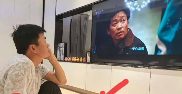 王宝强太恐怖了
一个小时前他发的消息称
自己和大家一起看棋士，可是仔细看他的