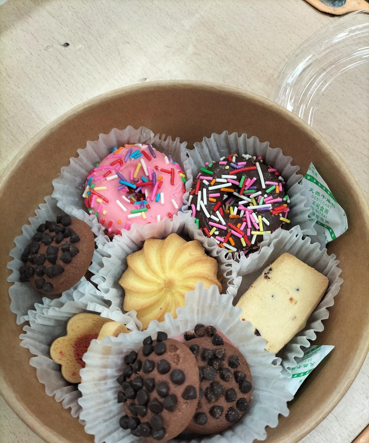 去年毕业学生带来冰奶茶和小点心。
开学前收拾新教室，去年毕业的学生，带来小点心和