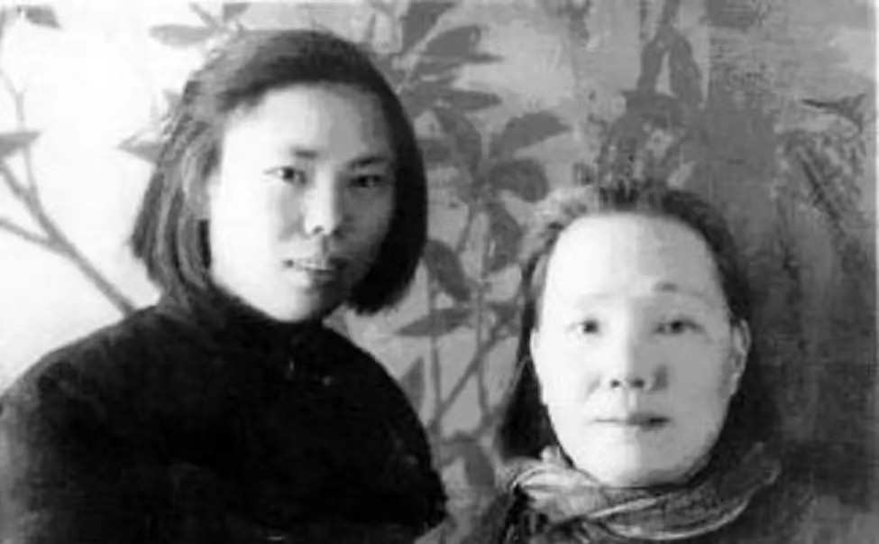 1950年，一个穿着破烂的妇女，带着女儿到北京饭店，怯生生不敢说话，小女孩的一句