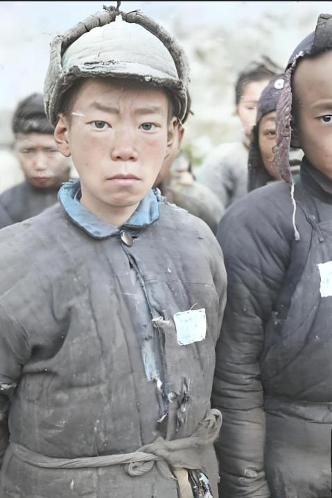 这是一位少年兵的肖像。他衣着破旧，物资短缺，却目光坚毅、神情严峻，满是保家卫国的
