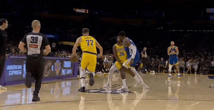 NBA新赛季揭幕战，湖人主场109-119不敌勇士。尽管分差仅有10分，但比赛过