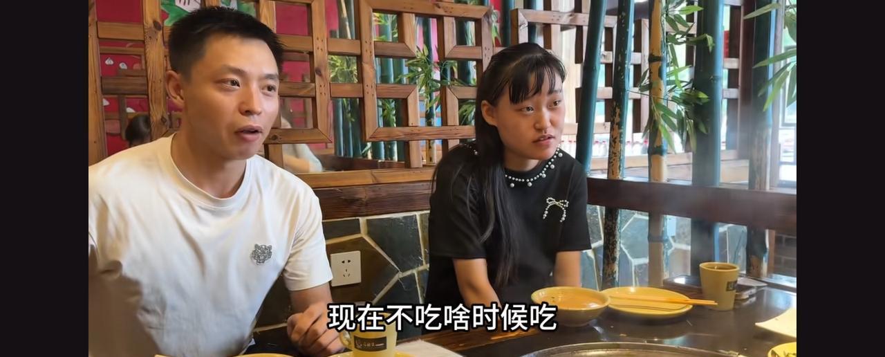 小辉媳妇看着奴勺勺的，小里小气的，要不她不跟着脓包团队呢，根本就是太窝囊，还不如