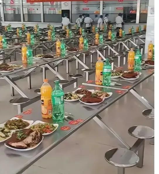 儿子食堂这一幕，简直惊呆我了
