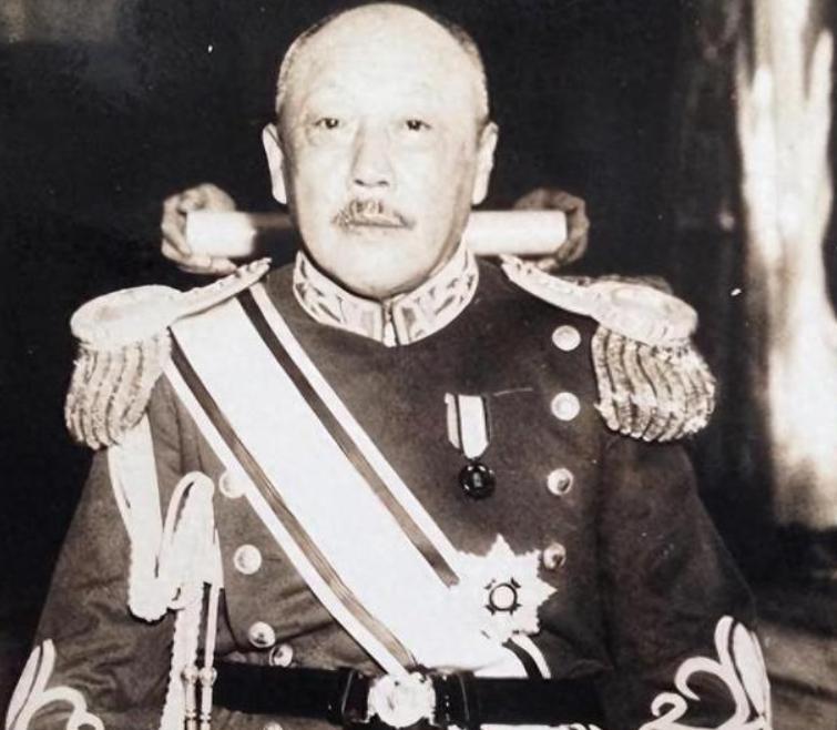 1950年，伪满洲国第一汉奸张景惠，在监狱中看到了儿子，见儿子活动不受限，他大惑