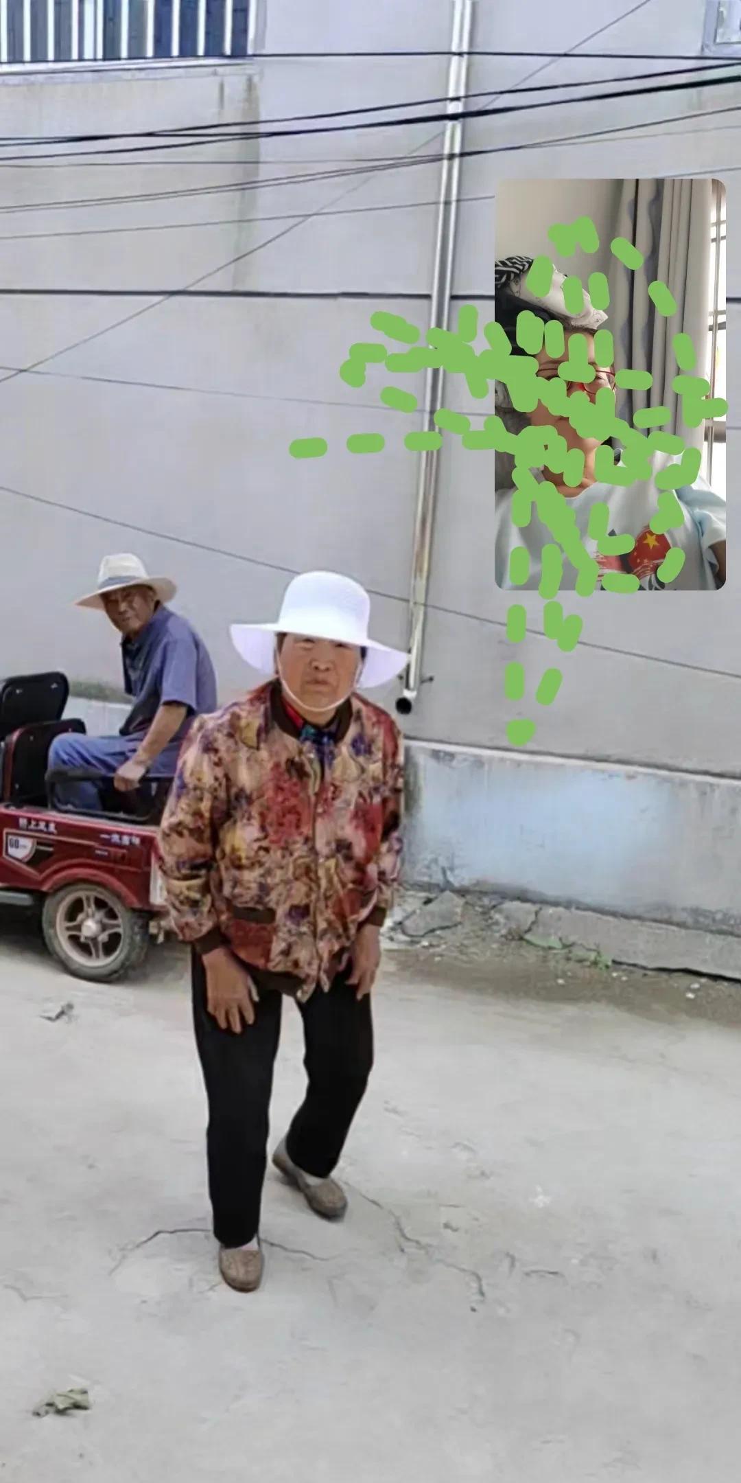 老妈的视频终于打通了。
我说，“娘，一个上午，你的电话都没人接，你干什么去了？”