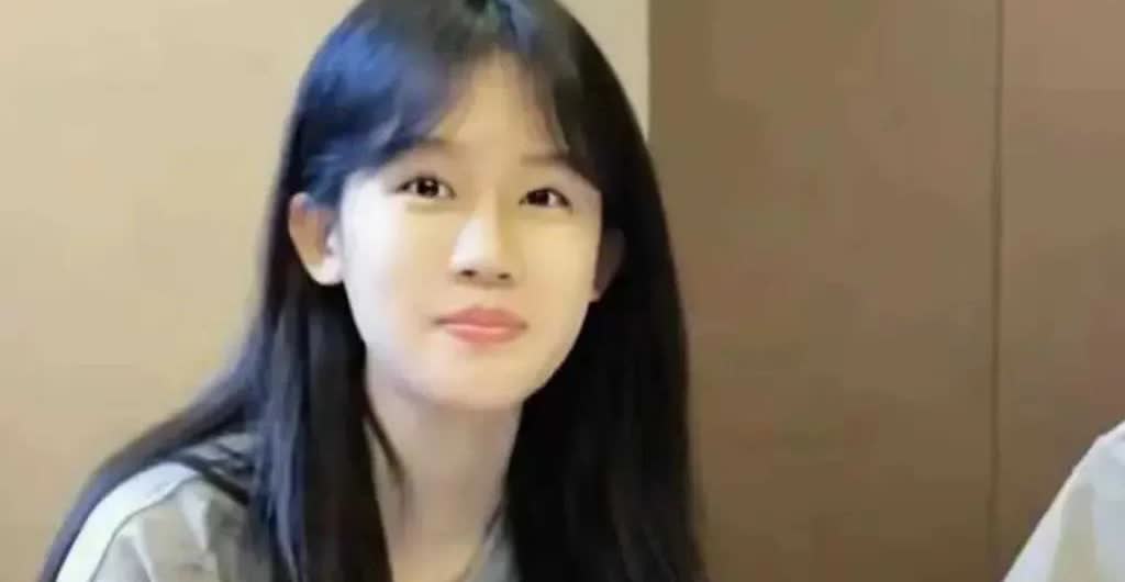 陆毅家贝儿亭亭玉立，嘴巴像极妈妈鲍蕾
时光匆匆，陆毅女儿贝儿已悄然长大，出落得