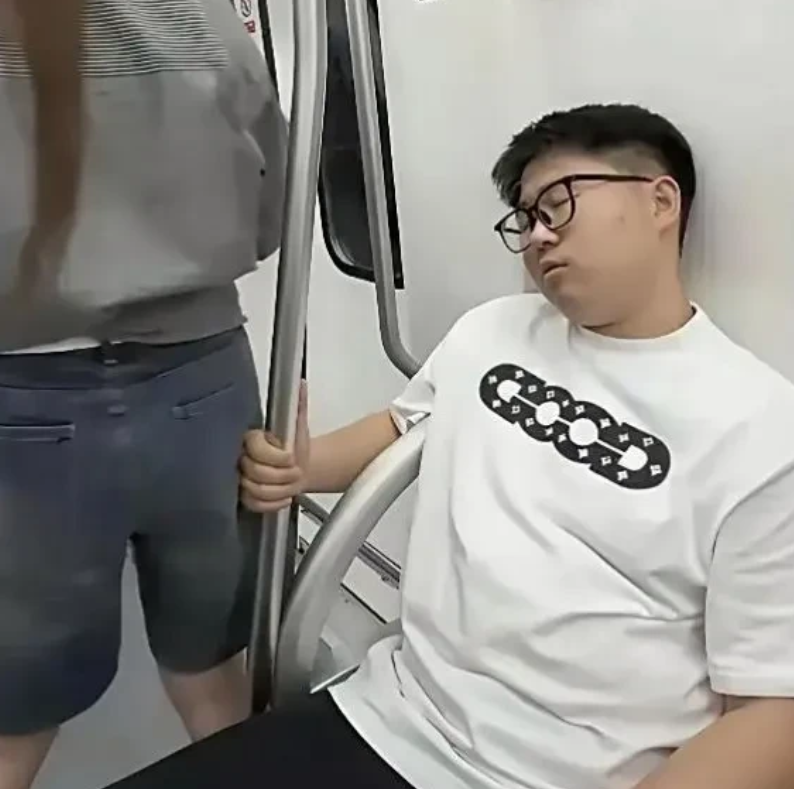 这哥们以后坐地铁，再也不敢睡觉了 ​​​