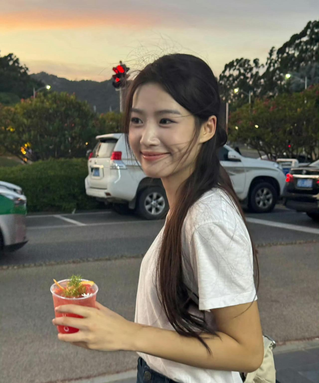 卢昱晓是不是瘦超多啊！我太吃她的颜了，那种没有攻击性、又温柔又舒服的美～