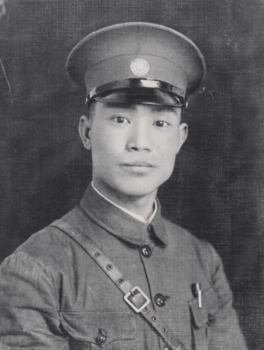 1925年，陈诚回家，妻子想与他同房，谁知刚上床就被陈诚一脚踢开，妻子心寒不已，