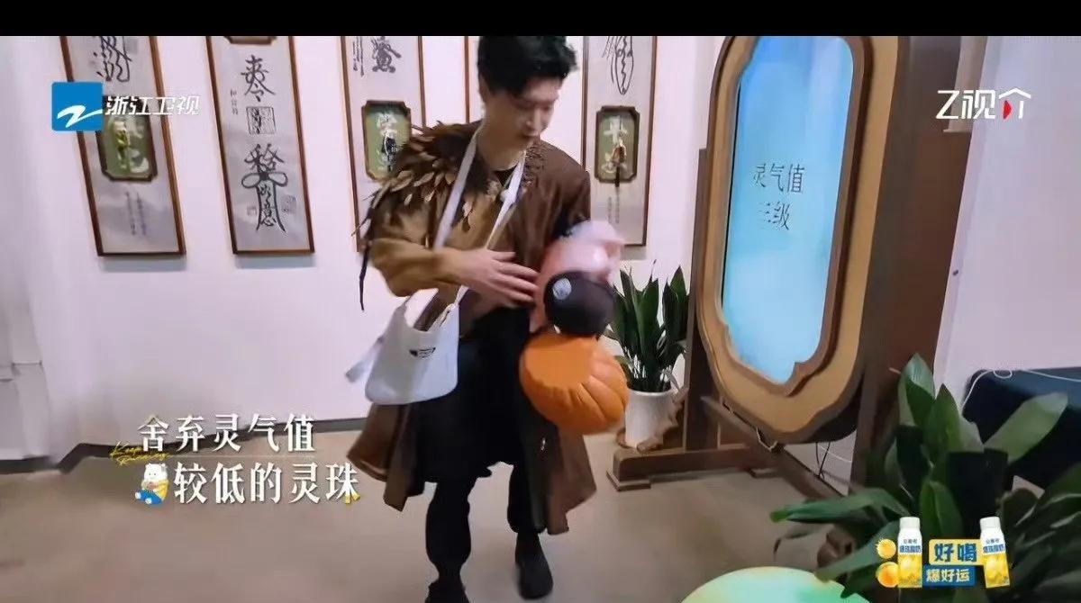 范丞丞《奔跑吧》上演"进货甩卖"大戏，综艺效果直接拉满！
在《奔跑吧》灵珠争夺战