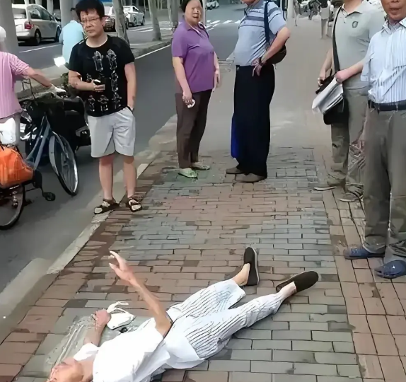当下，老年人摔倒无人敢扶的现象，是越来越普遍和突出，已经成为了一种不正常的社会现