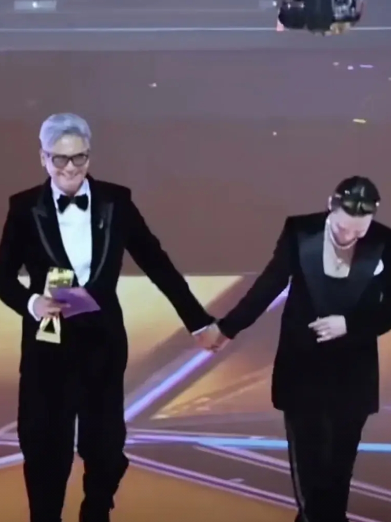 MaMa亚洲音乐大赏在韩国举行，中国香港艺人周润发受邀担任颁奖嘉宾。

当周润发