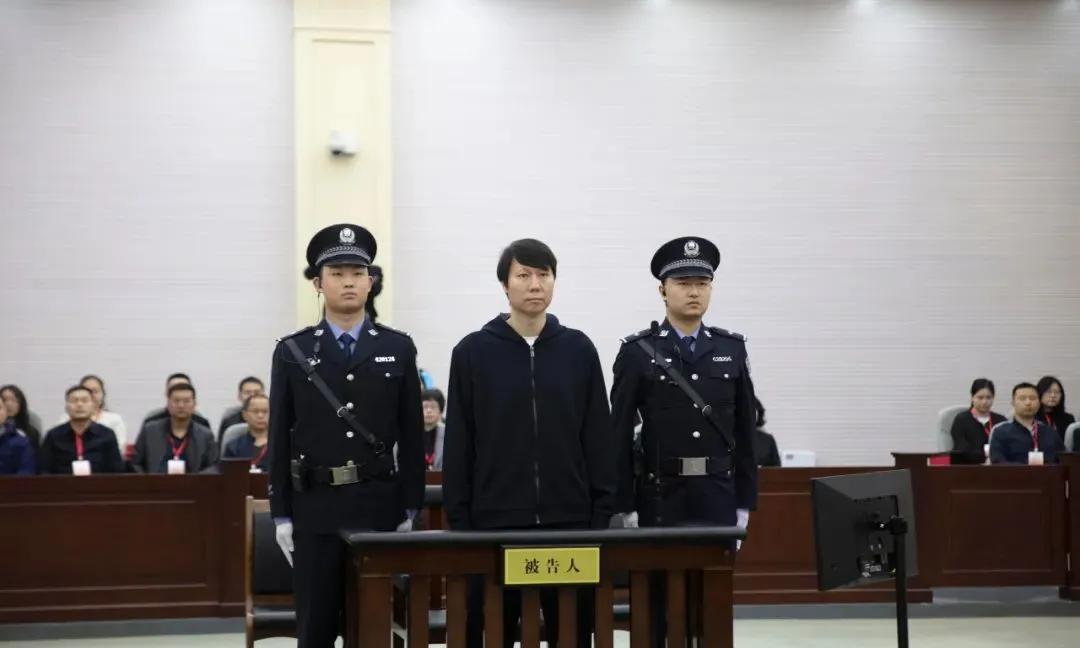 李铁二审有几个值得注意的点！
1.这次庭审李铁的家人没有来到现场，据说李铁的妻子