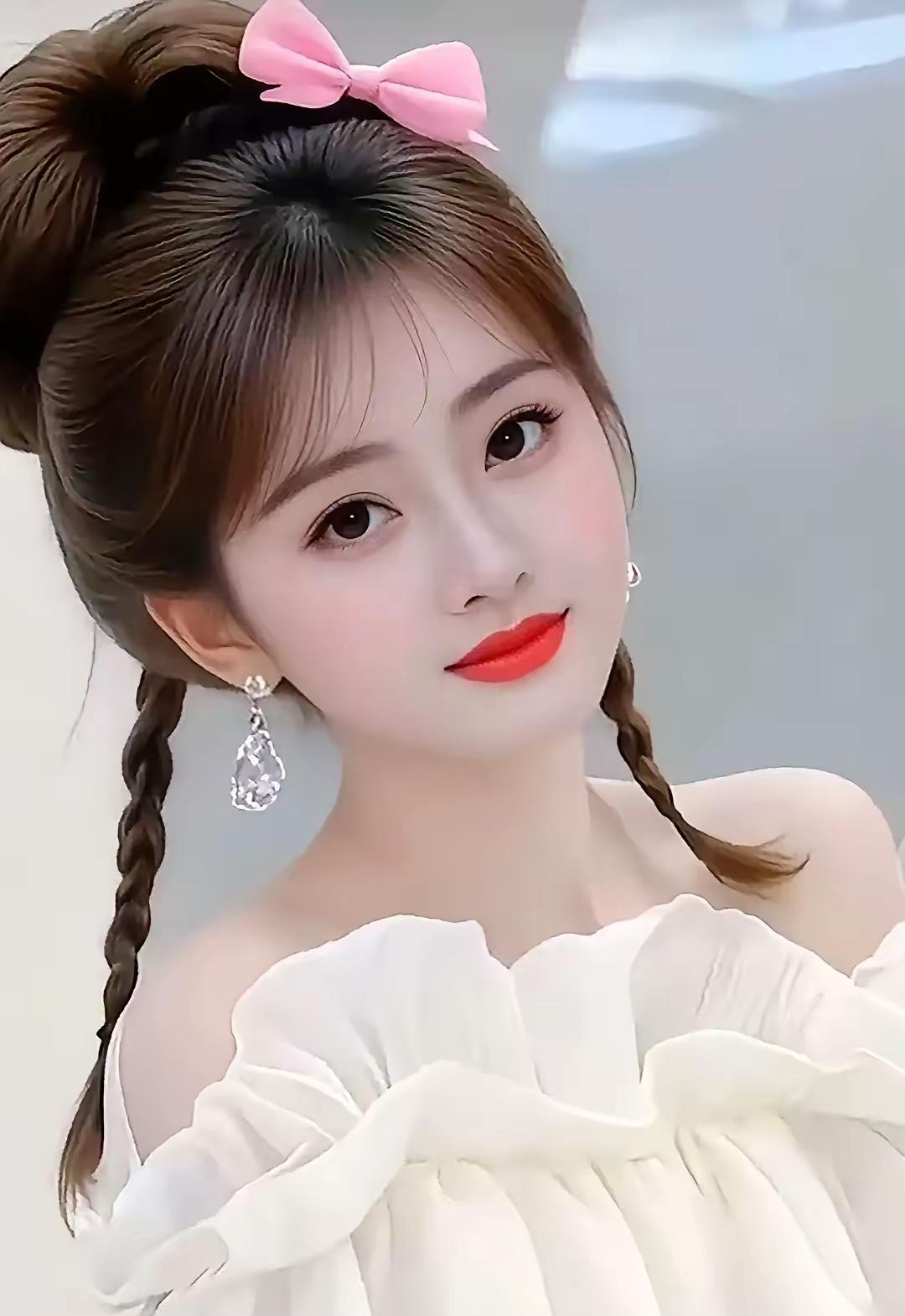 打油诗·小麻花辫
姑娘扎起小辫花，粉色蝶结映彩霞。
双股青丝垂耳畔，娇颜浅笑众人