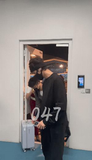 也不知道这是许凯啥时候出行的视频？
穿着长T恤，应该是以前的，头发长了，真的是一