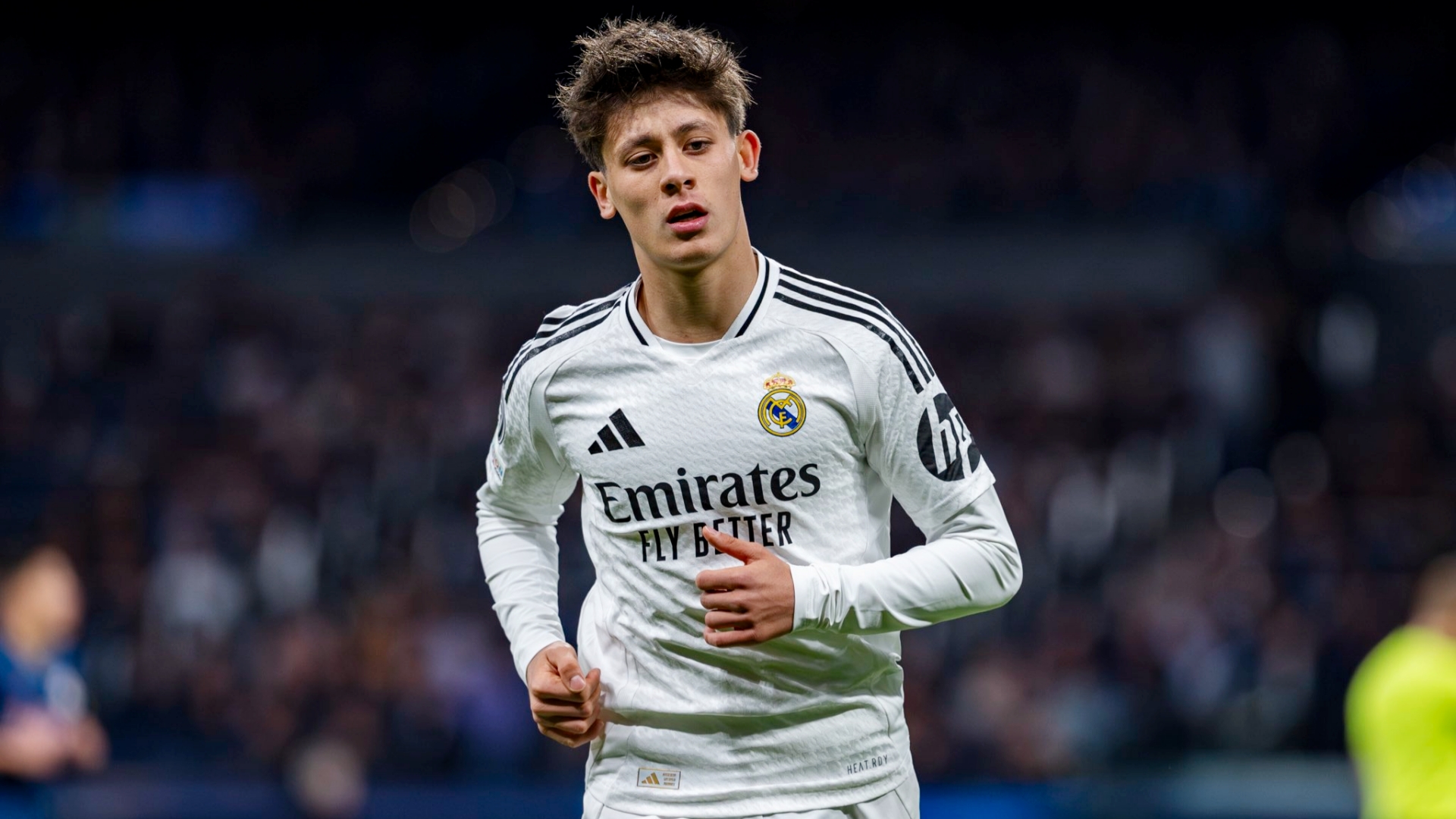 有媒体报道，阿森纳、切尔西和利物浦有意签下20岁的皇马中场居莱尔。
皇马准备与居