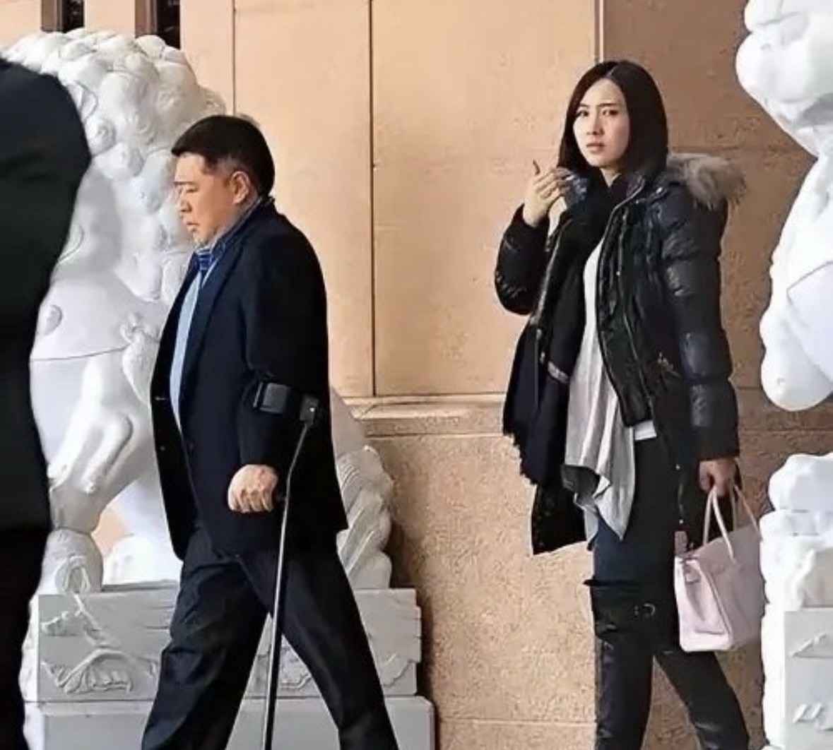 网友：我的个妈啊！我在香港港岛东中心街头碰到了谁？老了，真的老了，我都要认不出来