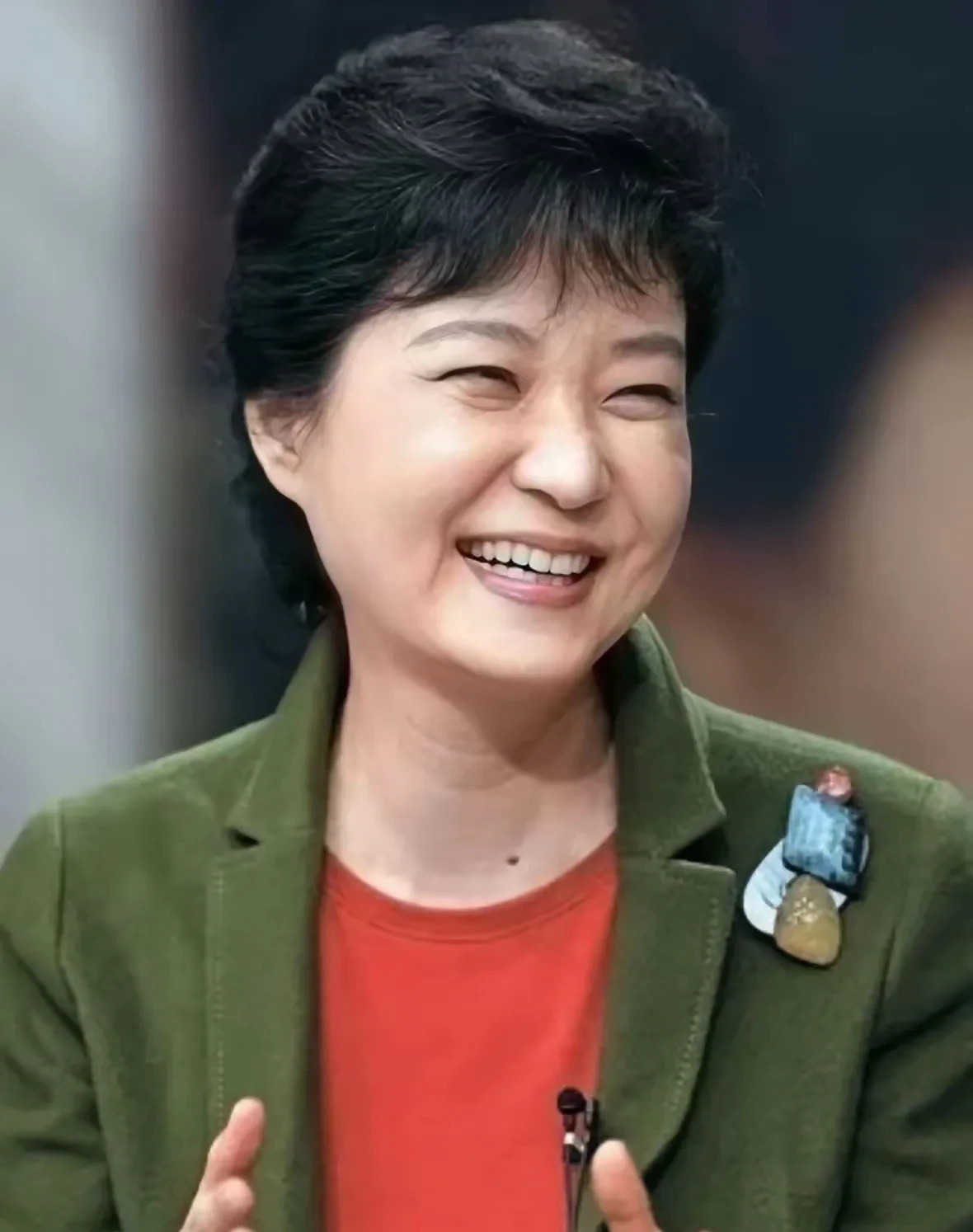 朴槿惠这大姐，真是让人琢磨不透！你说她痴迷政治，可又感觉像个没头苍蝇。前一秒还跟