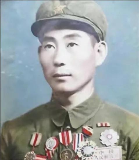 1948年夜行军时，一士兵腹痛难忍，只好离队到路边隐蔽沟壑处方便。不想当时他发现
