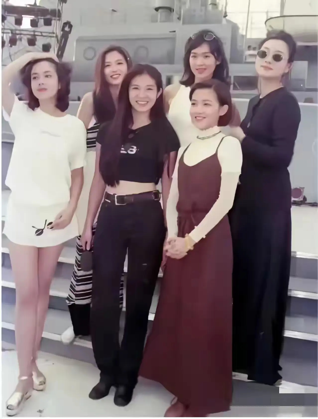 九十年代的演艺圈明星合影，能认出两位的，就算是骨灰级影迷了！