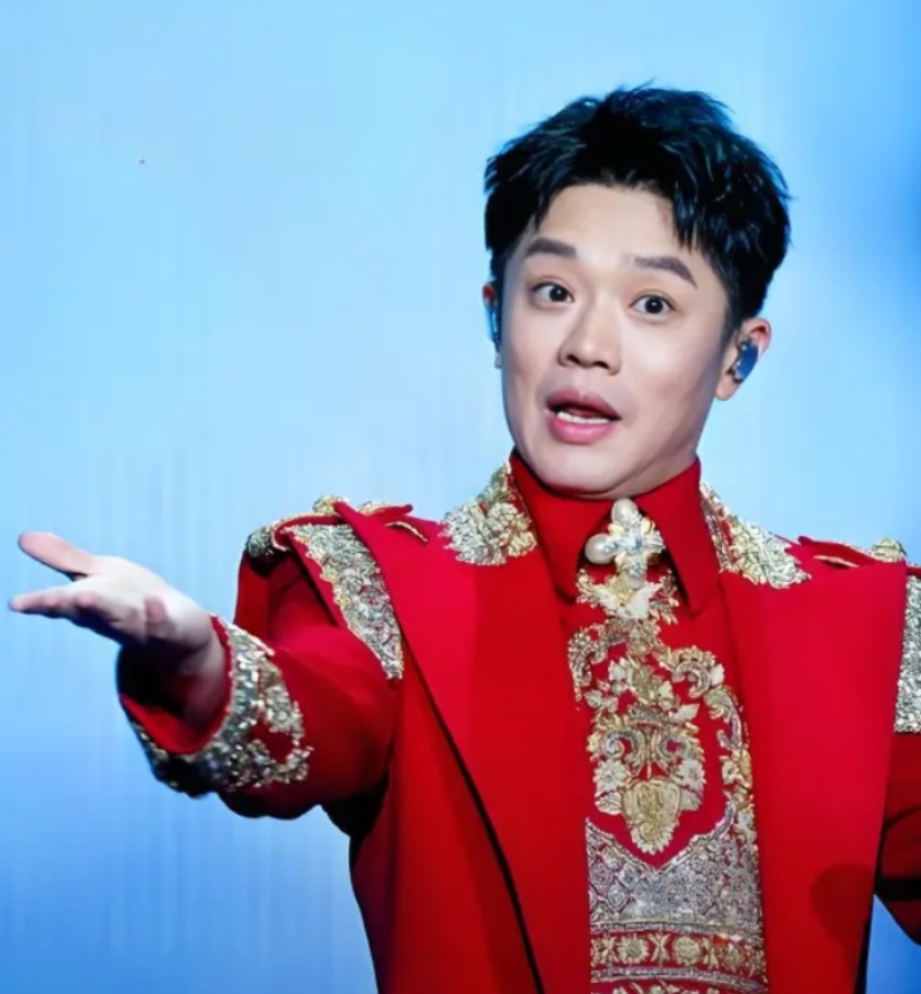 大家发现没有，
每次有一个事件之后，
接下来总会有一个明星会发生点什么，比如这次