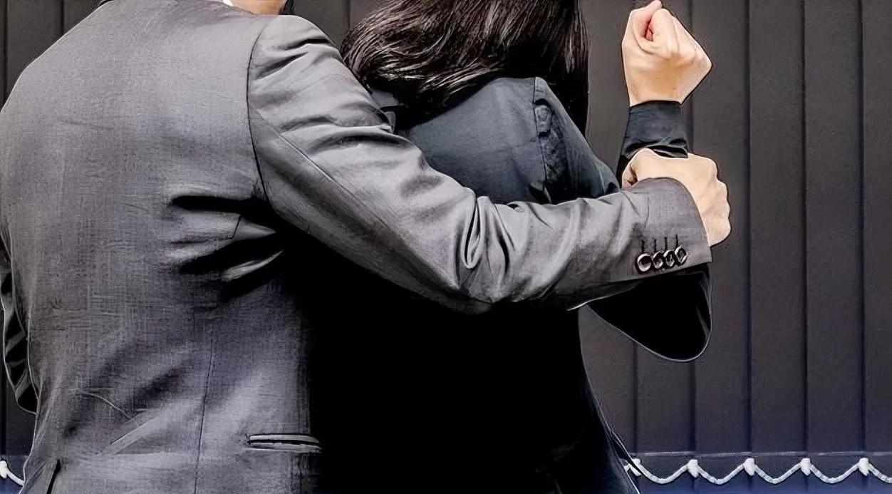 “这就是手欠的后果啊！”安徽，男子和5名朋友酒后一起去洗脚，因当时只有4名女技师