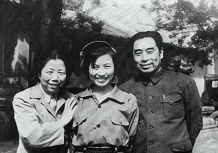 1951年，彭德怀得知周总理的女婿在朝鲜乱搞男女关系，愤怒拍桌子：“我们的战士为