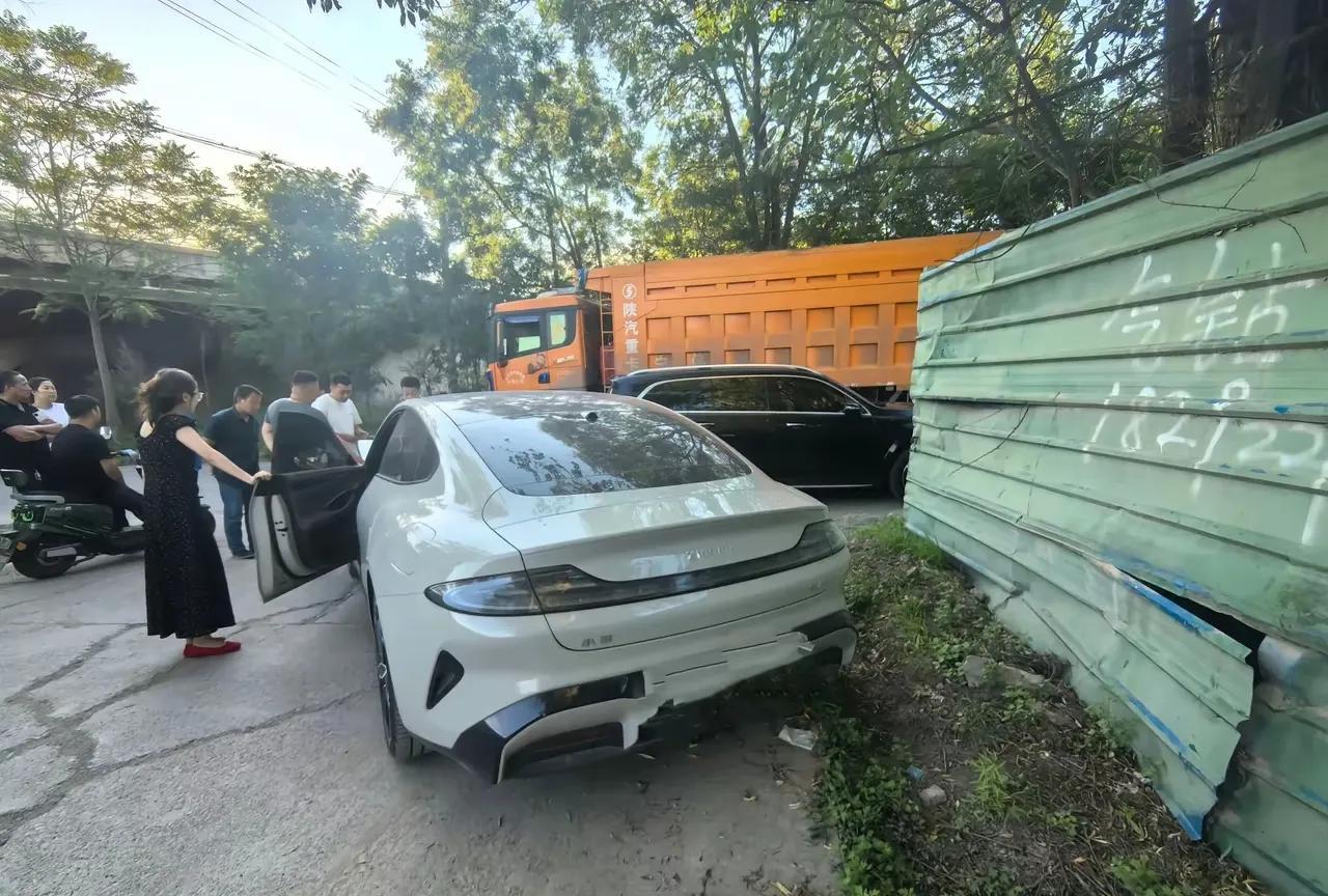 小车再硬也怼不过卡车