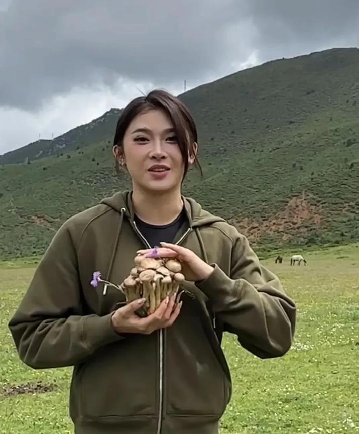 27岁吴艳妮在香格里拉采蘑菇玩射箭，手臂肌肉抢镜，长得很像甜妹