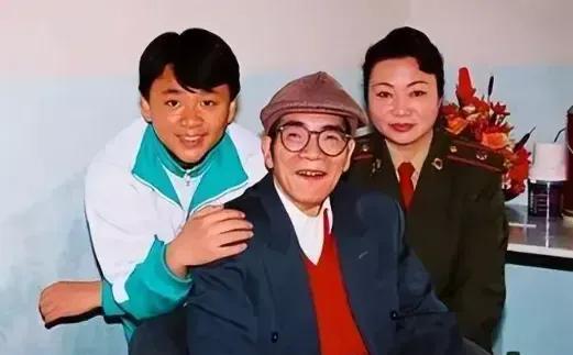 90年代那张陈景润全家福太珍贵了。照片里，陈景润戴着帽子、穿着西服，和蔼可亲；妻