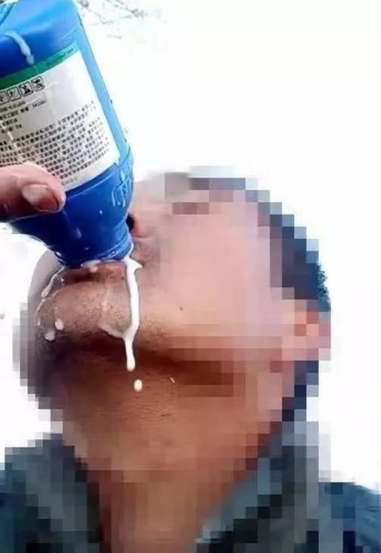 浙江安吉，一男子早年做生意时欠了他人6万元货款一直未付。后男子被告上法院，经法庭