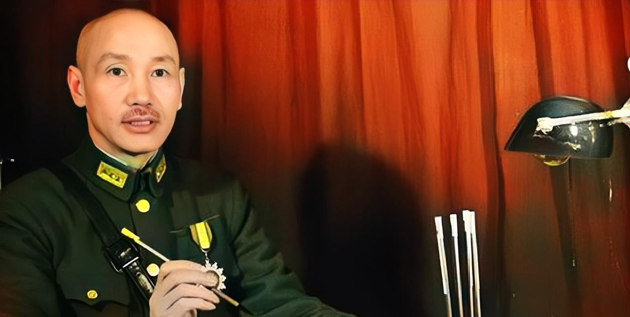 1955年，远在台湾的蒋介石，手拿一份香港报纸，目光在授衔十大元帅名单上缓缓扫过