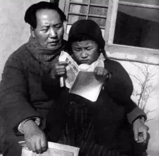 主席正在教小李讷读书识字，在老人家所有的子女中，李讷是最幸福的。
她从小就生活在
