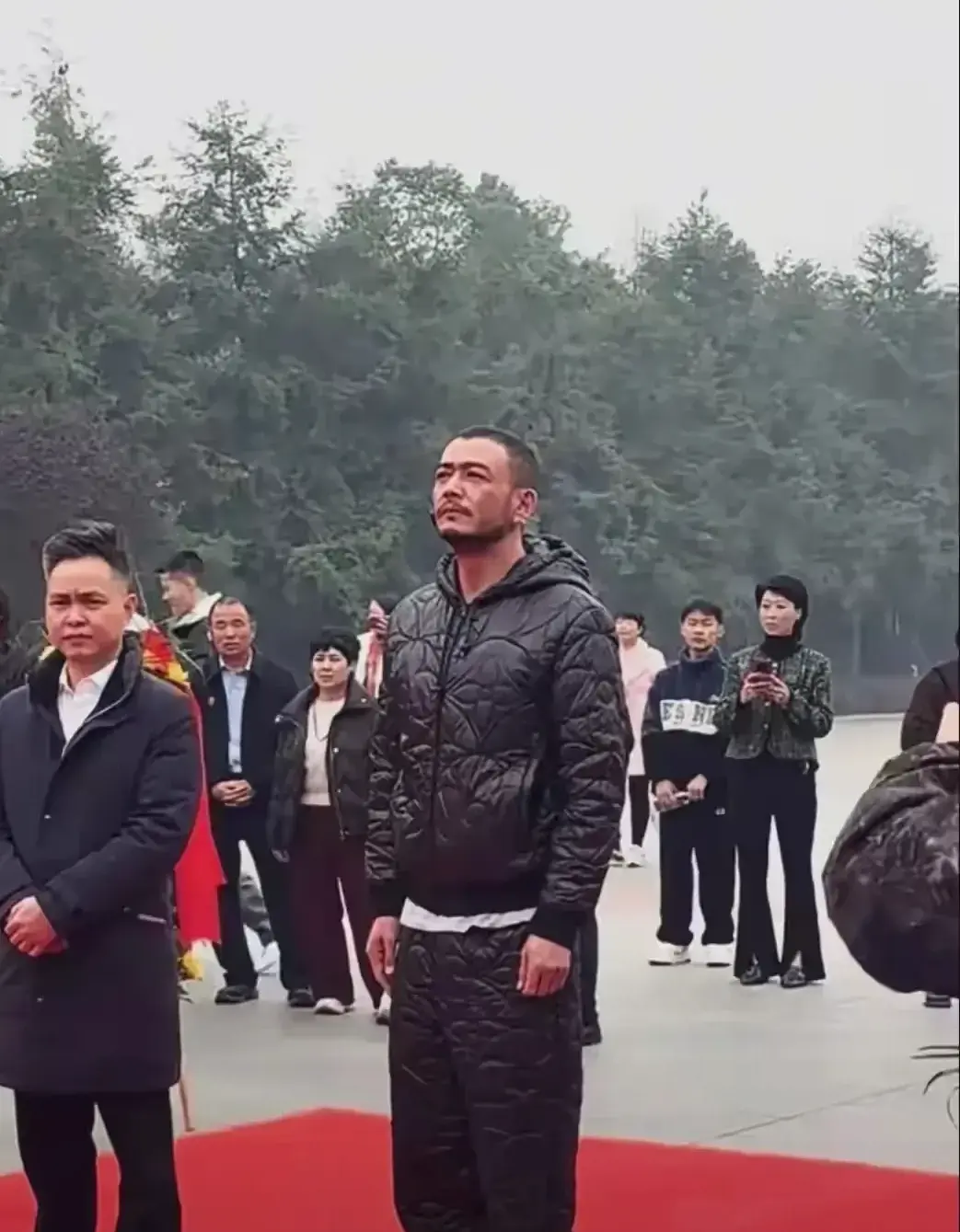 你知道他是谁吗？