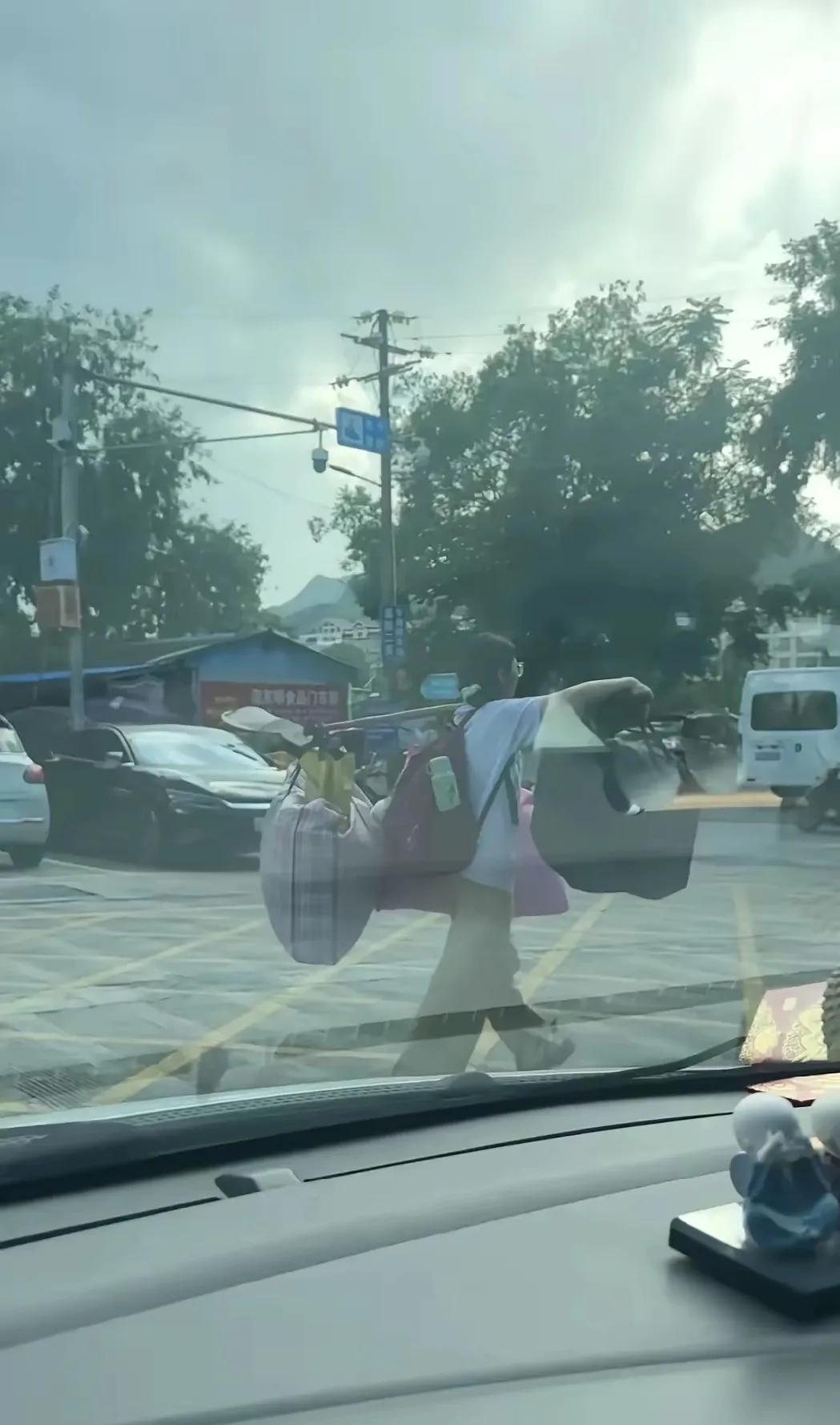 这个桂林灌阳县参加完高考的女孩，因自己挑着两大包行李回家而爆火。
这件事情如果发