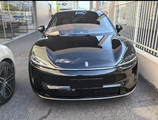 智界R7新款曝光了，车标上了实车，质感就是不一样啊！
这个是智界R7小改款了，据