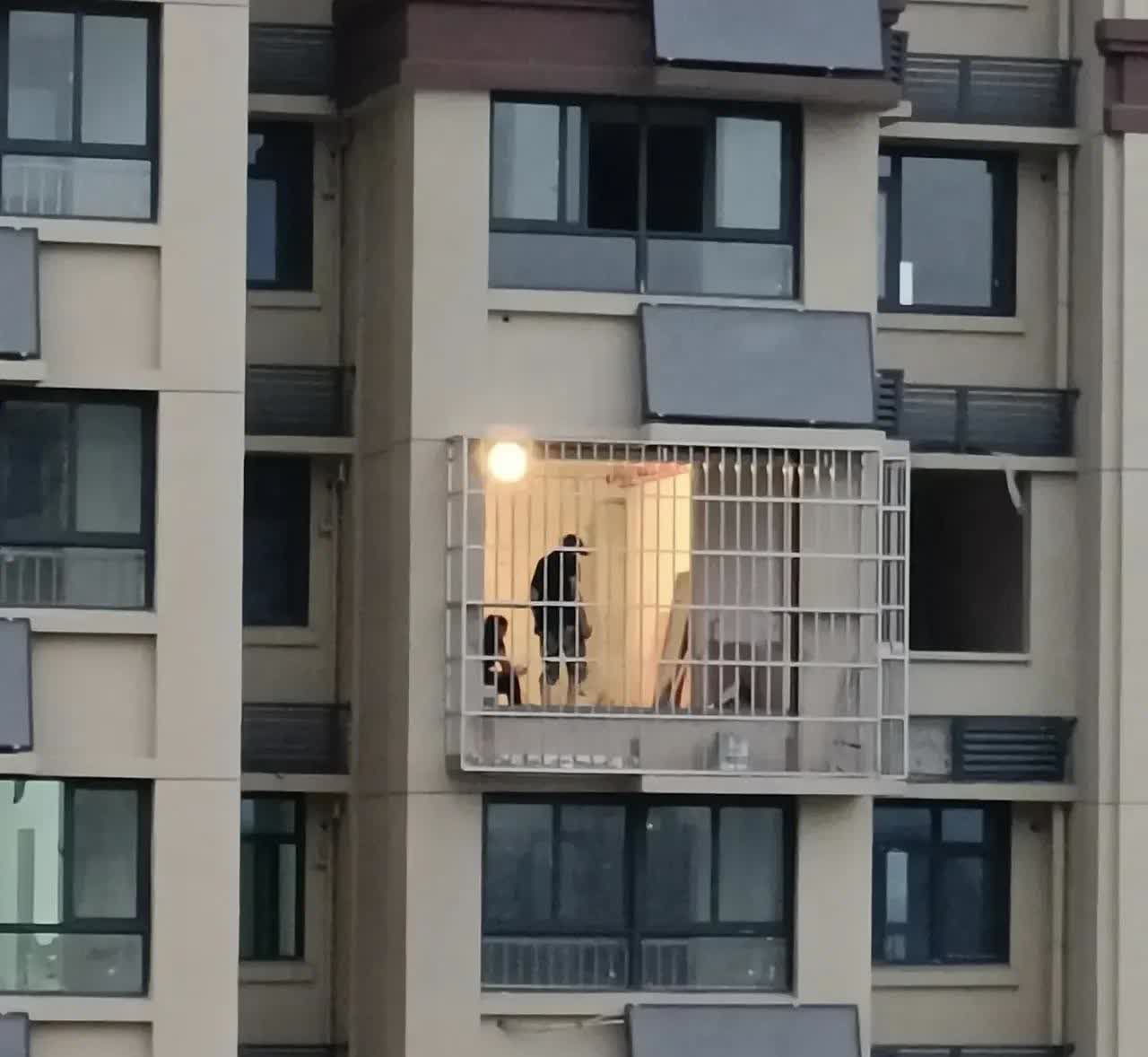 河北，一名女子在阳台收衣服的时候，偶然发现对面楼一户人家在阳台上装了个防盗窗。女