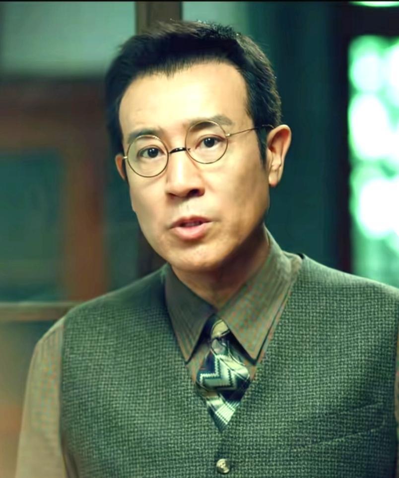 《沉默的荣耀》:朱枫机智应对段退之，和吴石顺利接头…
吴石（于和伟饰演)在家里和