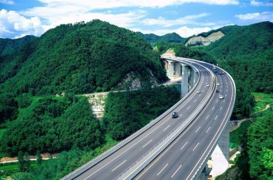 高速限速“新变化”，120将成为历史，龟速行驶也将受到处罚？