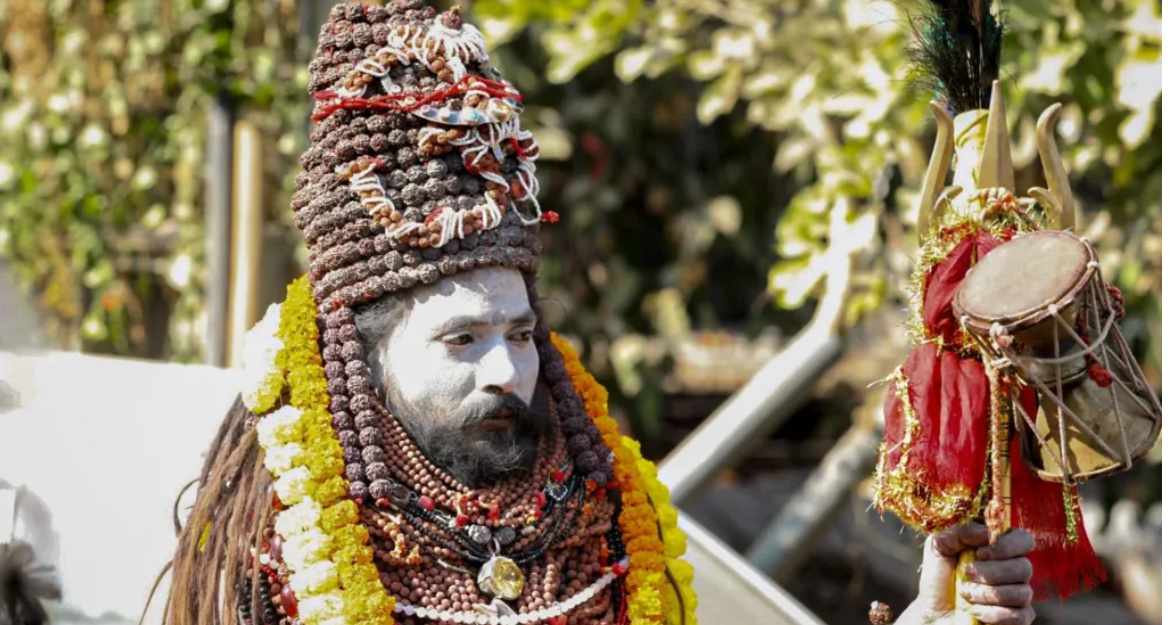 裸体沐浴？印度苦行僧引领沐浴奇观