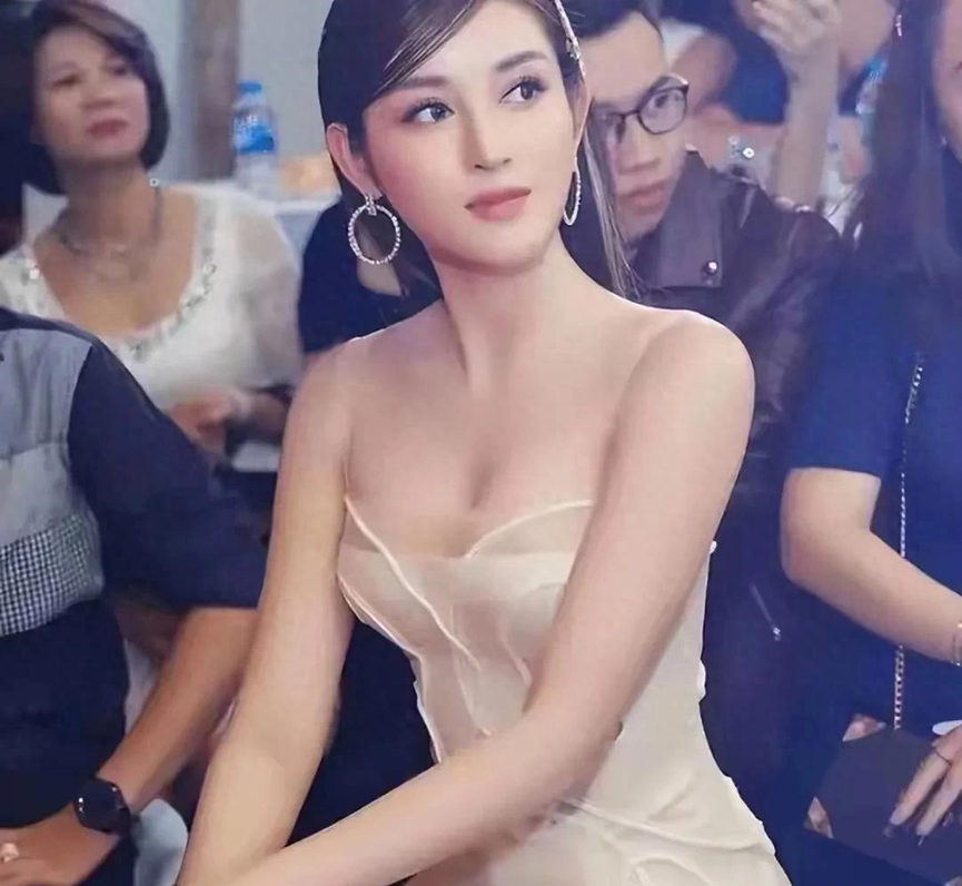越南第一美女确实好看，五官精致，眼睛又大又圆 看起来比刘亦菲