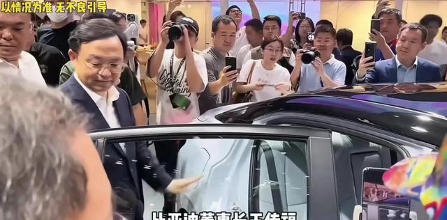 王传福打开日产轩逸车门看了一眼之后，回头一笑嘴角比AK还难压