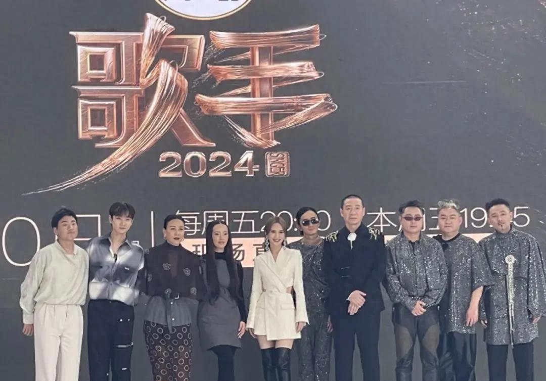 《歌手》首播热度爆棚，那英成为焦点，唱错词不是没有原因的