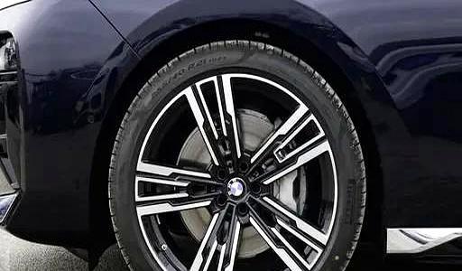 宝马新7系“开眼角”+发光格栅，引爆车圈审美大战！