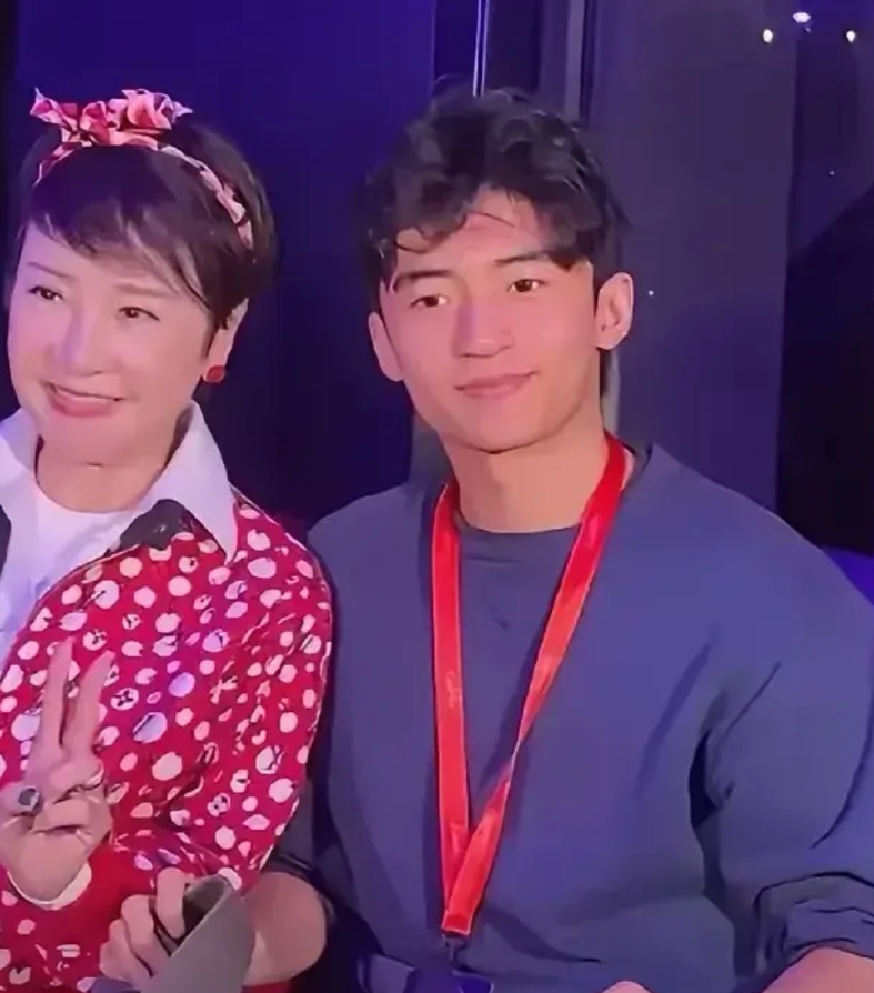 想不到谢霆锋还是一个精于算计的人。
有人说，谢霆锋这个时候，放出两个儿子的照片，