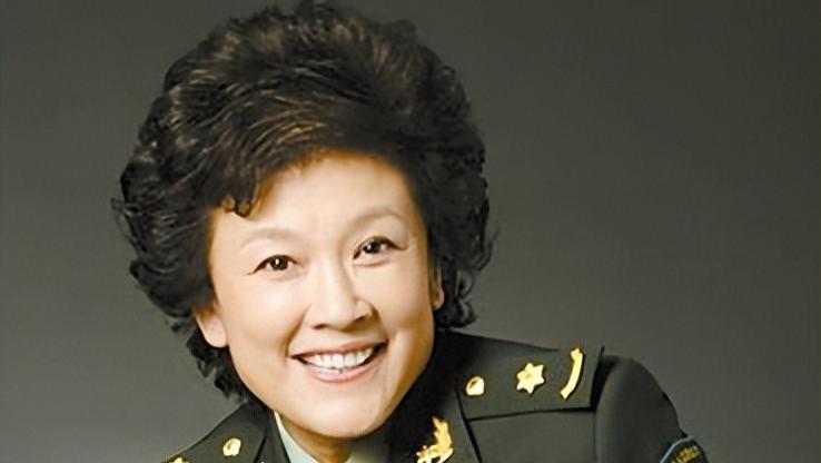 宋春丽一生未育，61岁领养女儿，成为一名合格妈妈