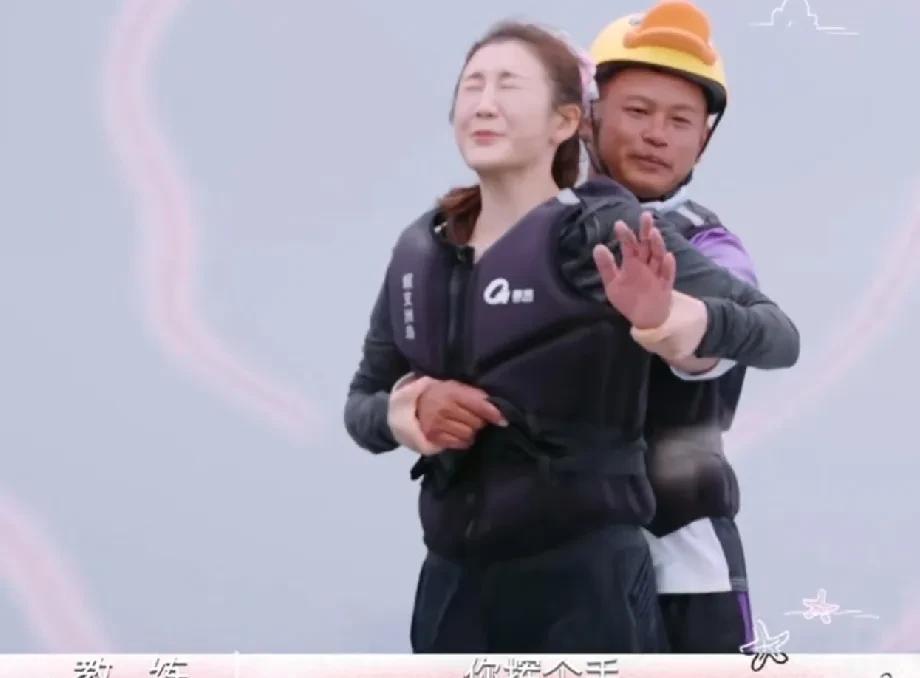 30岁的陈梦在玩水上飞龙时，被吓得一直尖叫，五官乱飞，74岁的黄圣依妈妈在玩水上