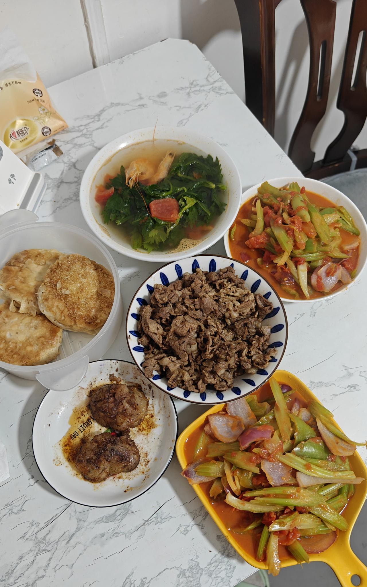 今天我只做了个汤，其他都是老张做的。
老张年轻时考过厨师证，厨师没做成，炒菜的味