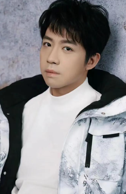 他认识到，演员必须服从文学本身，角色是什么样，就该演成什么样