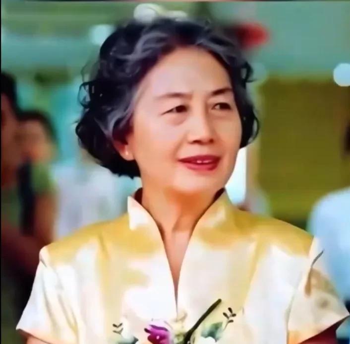 年过八旬的张玉凤，依然精神奕奕，气场强大。她曾受毛主席赞誉，办事认真，工作尽职。